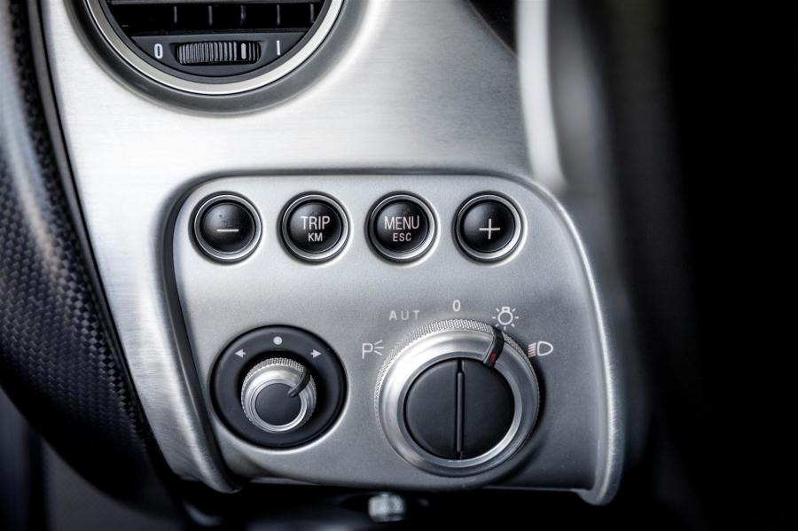 Детали интерьера Alfa Romeo 8C Competizione 2008 года  (фото 80 из 143)
